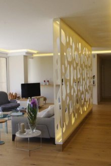 Преградата между кухнята и хола е декоративна