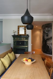 Преградата между кухнята и хола е дървена