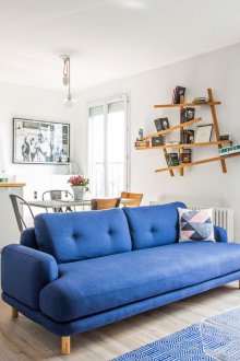 Преграда с диван между кухнята и хола