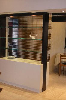 Преградата между кухнята и хола в къщата