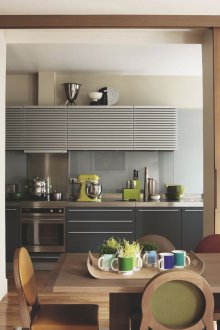 Преграда между кухнята и хола с врати