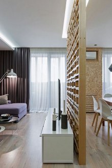 Преградата между кухнята и хола е геометрична