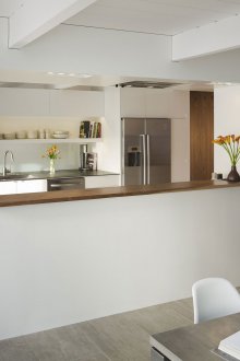 Преградата между кухнята и хола е направена от гипсокартон