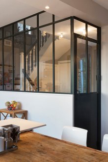 Преграда между кухнята в индустриален стил и хол