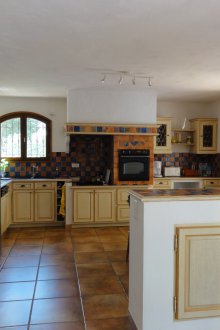 Преграда между кухнята и хола в селски стил