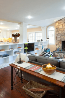 Преграда между кухнята и хола с колони