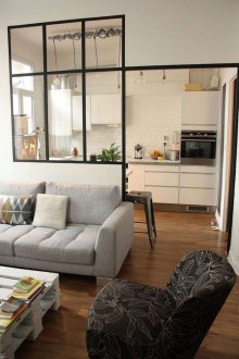 Преграда между кухнята и таванското помещение на хола