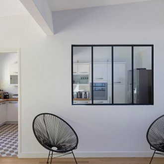 Преградата между кухнята и хола в стила на минимализма