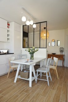 Преградата между кухнята и хола е едноцветна