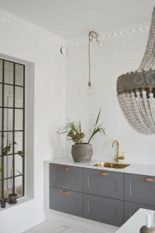 Преграда между кухнята и хола с прозорец