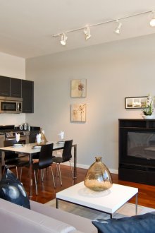 Преграда между кухнята и хола с осветление