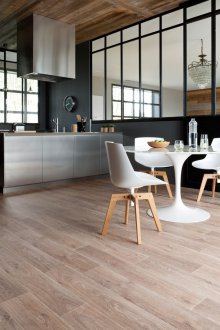 Преграда между кухнята и хола със стъклени панели