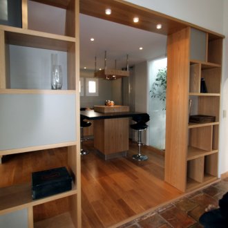 Преграда между кухнята и хола с рафтове