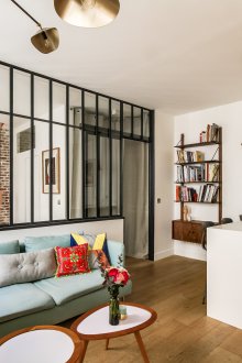 Преградата между кухнята и хола е прозрачна