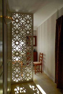 Преградата е издълбана между кухнята и хола