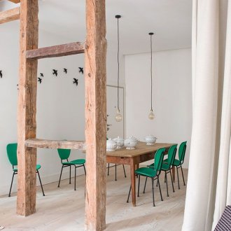 Разделение в селски стил между кухня и хол