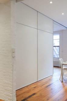 Преграден шкаф между кухнята и хола