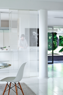 Преграда с завеси между кухнята и хола