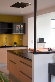 Стъклена преграда между кухнята и хола