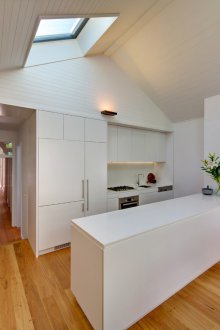 Преградна лента между кухнята и хола