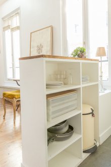 Преградна стена между кухнята и хола