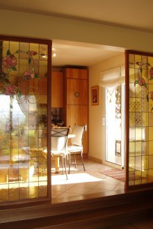 Преградата между кухнята и хола е витраж