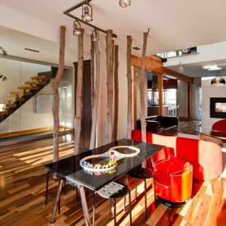 Преграда между кухнята и хола в селска къща