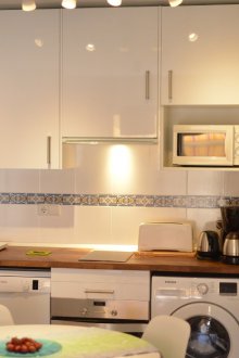 Пералня в бяла кухня