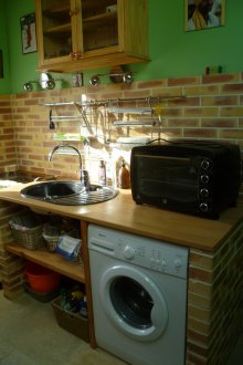 Пералня в кухнята в тухлена кутия