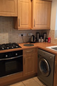 Пералнята в кухнята е сива