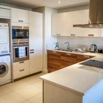 Пералня в кухнята до стената