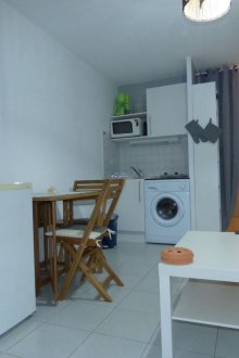 Пералня в кухнята в студио апартамент