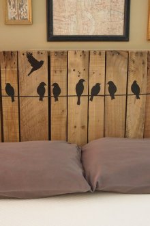 Kepala katil kayu dengan burung