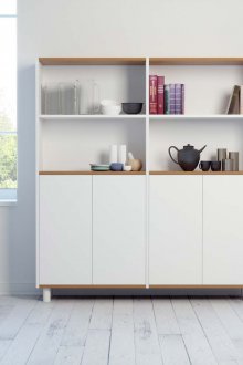 Гардеробът в хола е бял