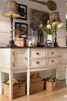 Шкафчето в хола е бяло ниско