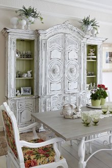 Гардероб в хола бял в стила на изтъркан шик