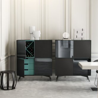 Гардероб в хола със стъклени врати