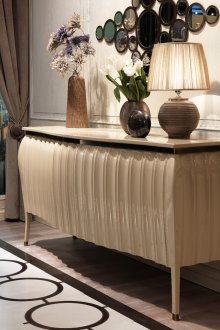 Таблата в хола е лъскава