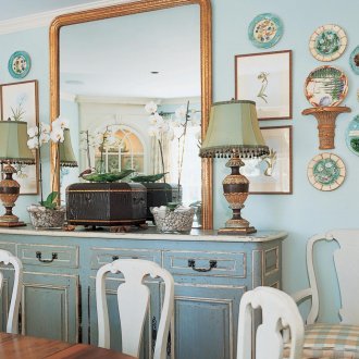 Шкафът в хола е син