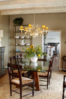 Таблата в хола е боядисана