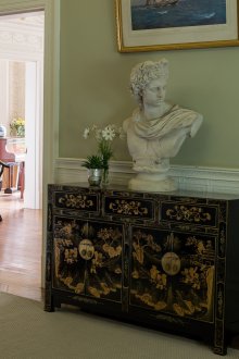 Гардероб в хола с боядисване