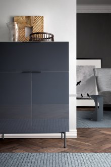 Шкафът в хола е сив