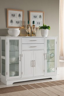 Гардероб в хола със стъклени рафтове