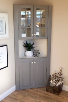 Гардероб в ъгъла на хола