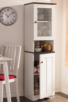 Гардеробът в хола е тесен