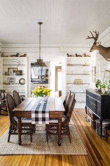 Шкафът в хола е черно резбован