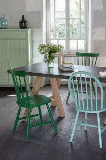 Шкафът в хола е зелен