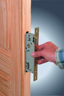 Монтаж на брава