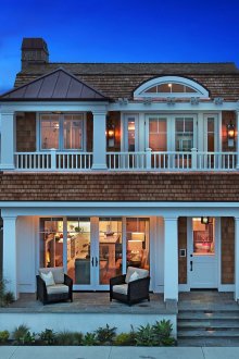 Покрив на къщата с таванско и сводест прозорец.