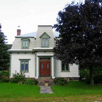 Покривът на къщата с таванско помещение